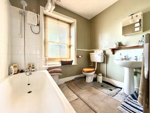 Family Bathroom- click for photo gallery